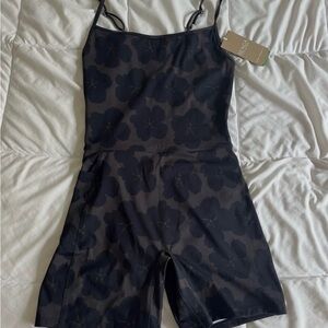 benoa medium floral camo 3” active romper